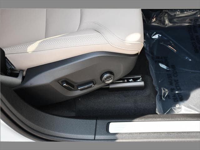 2027 Volvo XC60 SUV in Crystal White thumbnail 32