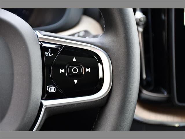 2027 Volvo XC60 SUV in Crystal White thumbnail 36