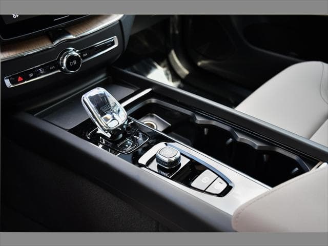 2027 Volvo XC60 SUV in Crystal White thumbnail 37