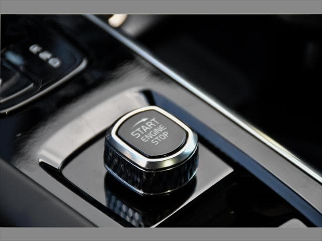 2027 Volvo XC60 SUV in Crystal White thumbnail 38