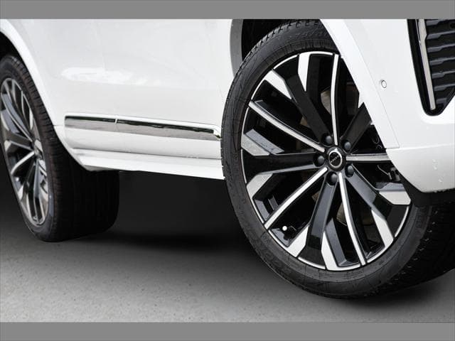 2027 Volvo XC90 Plug-In Hybrid SUV in Crystal White thumbnail 11