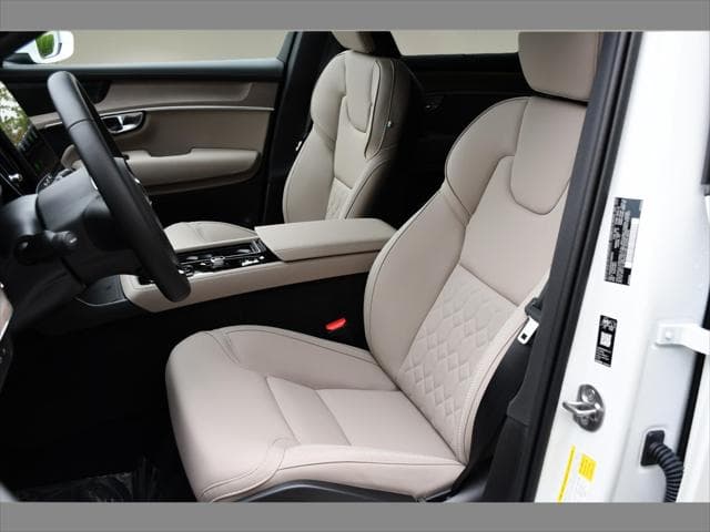 2027 Volvo XC90 Plug-In Hybrid SUV in Crystal White thumbnail 13