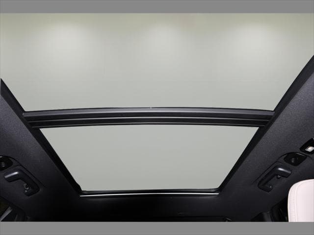 2027 Volvo XC90 Plug-In Hybrid SUV in Crystal White thumbnail 14