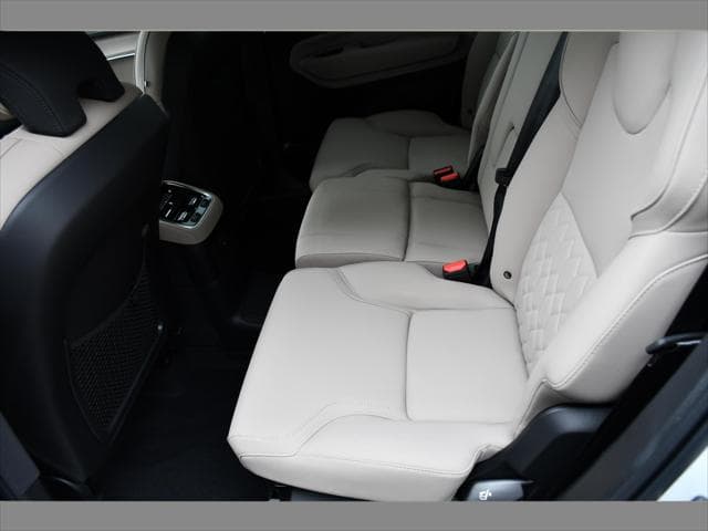 2027 Volvo XC90 Plug-In Hybrid SUV in Crystal White thumbnail 15