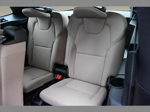 2027 Volvo XC90 Plug-In Hybrid SUV in Crystal White thumbnail 16