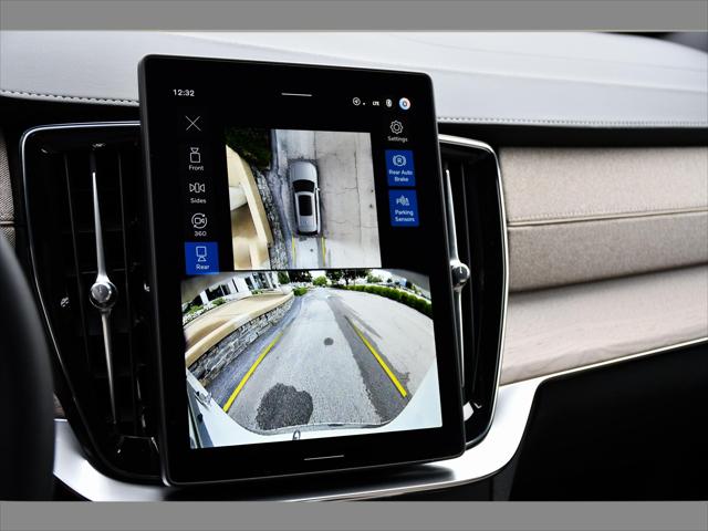 2027 Volvo XC90 Plug-In Hybrid SUV in Crystal White thumbnail 23