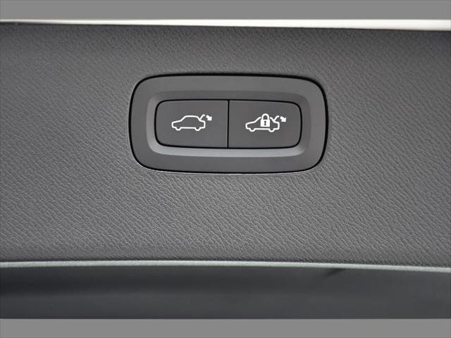 2027 Volvo XC90 Plug-In Hybrid SUV in Crystal White thumbnail 26