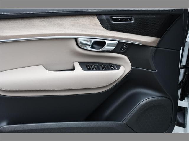 2027 Volvo XC90 Plug-In Hybrid SUV in Crystal White thumbnail 28