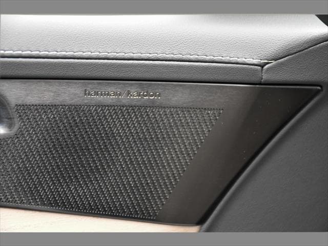 2027 Volvo XC90 Plug-In Hybrid SUV in Crystal White thumbnail 29