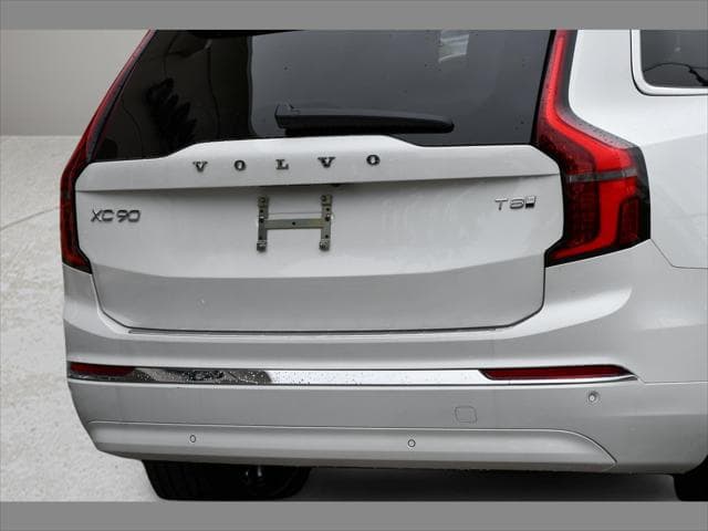 2027 Volvo XC90 Plug-In Hybrid SUV in Crystal White thumbnail 31