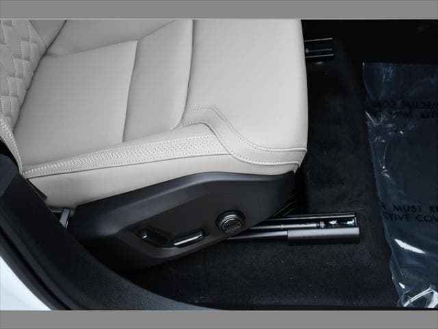 2027 Volvo XC90 Plug-In Hybrid SUV in Crystal White thumbnail 33