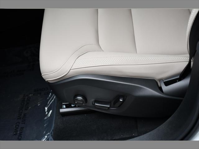 2027 Volvo XC90 Plug-In Hybrid SUV in Crystal White thumbnail 35