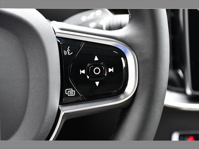 2027 Volvo XC90 Plug-In Hybrid SUV in Crystal White thumbnail 36