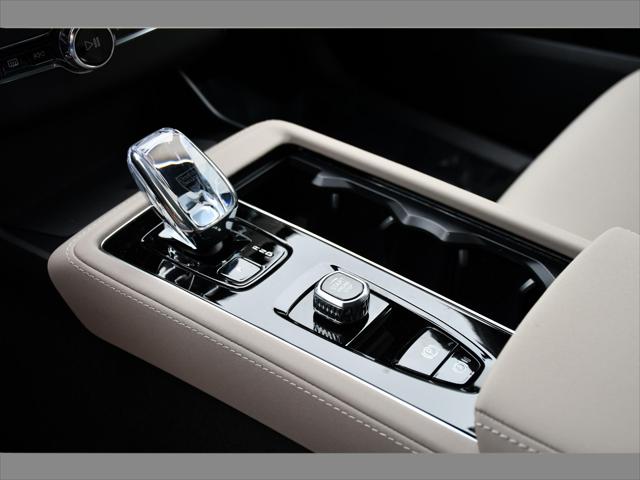 2027 Volvo XC90 Plug-In Hybrid SUV in Crystal White thumbnail 37
