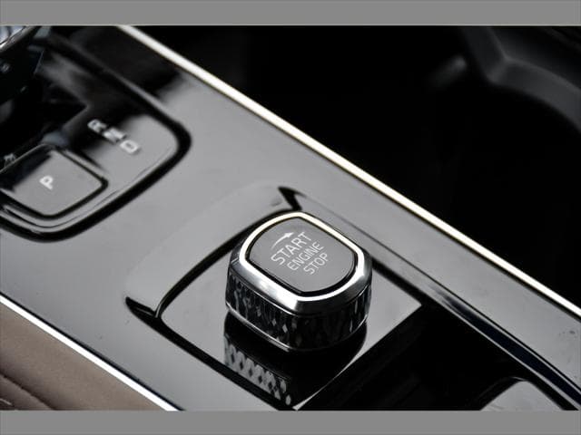 2027 Volvo XC90 Plug-In Hybrid SUV in Crystal White thumbnail 38