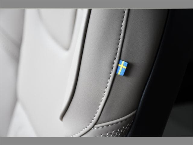 2027 Volvo XC90 Plug-In Hybrid SUV in Crystal White thumbnail 39