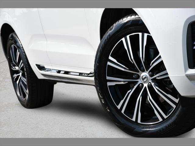 2022 Volvo XC60 SUV in Crystal White Metallic thumbnail 11