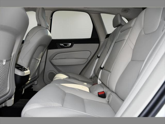 2022 Volvo XC60 SUV in Crystal White Metallic thumbnail 16