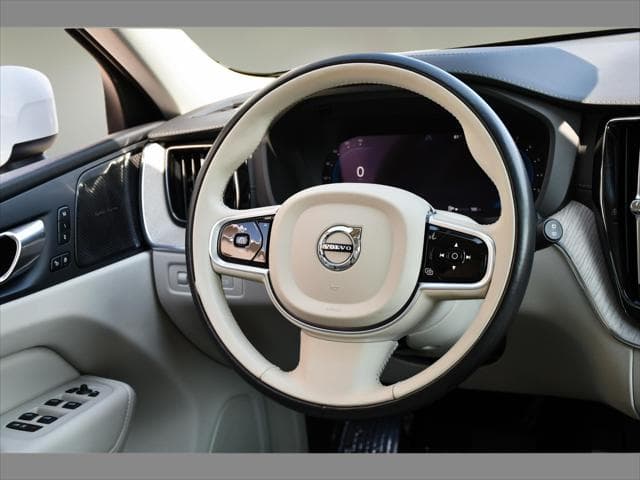 2022 Volvo XC60 SUV in Crystal White Metallic thumbnail 17