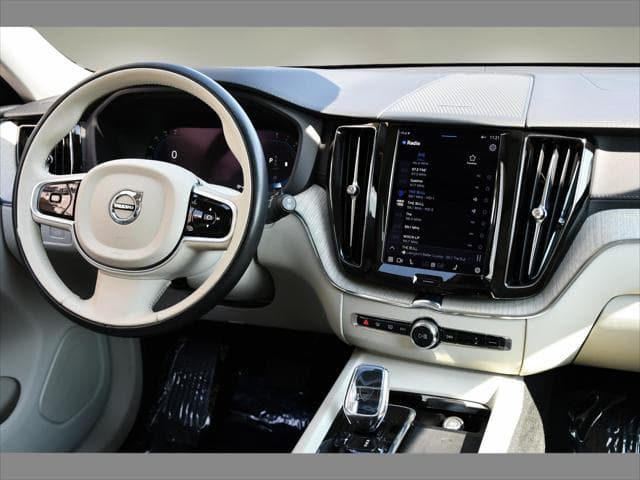 2022 Volvo XC60 SUV in Crystal White Metallic thumbnail 18