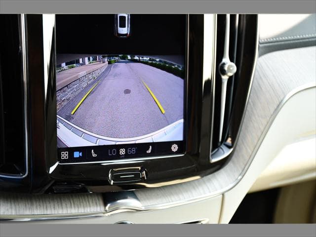 2022 Volvo XC60 SUV in Crystal White Metallic thumbnail 20