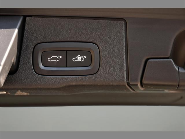 2022 Volvo XC60 SUV in Crystal White Metallic thumbnail 24