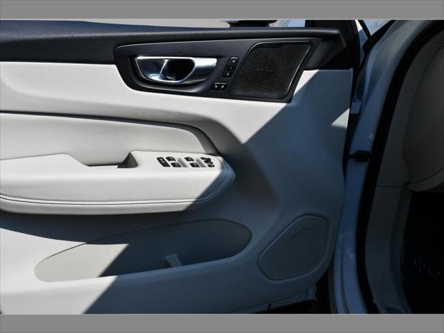 2022 Volvo XC60 SUV in Crystal White Metallic thumbnail 26