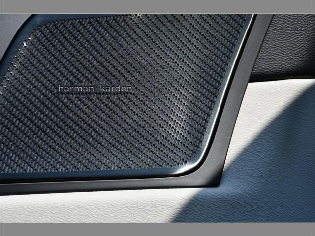 2022 Volvo XC60 SUV in Crystal White Metallic thumbnail 27