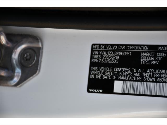 2022 Volvo XC60 SUV in Crystal White Metallic thumbnail 28