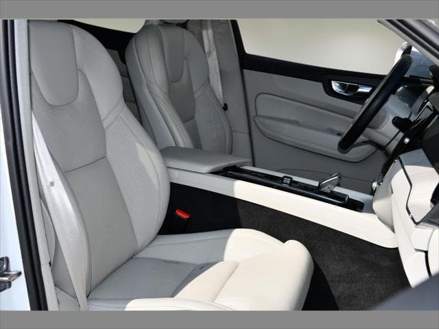 2022 Volvo XC60 SUV in Crystal White Metallic thumbnail 31