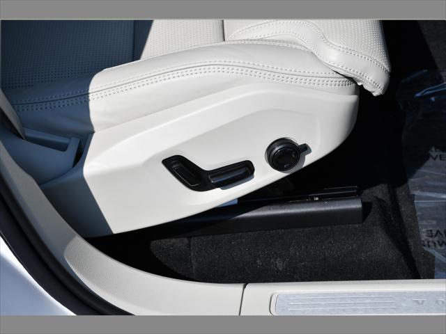 2022 Volvo XC60 SUV in Crystal White Metallic thumbnail 32