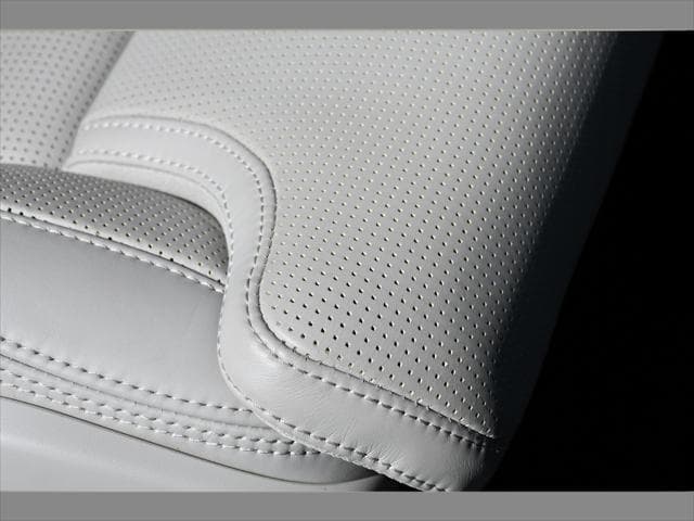 2022 Volvo XC60 SUV in Crystal White Metallic thumbnail 33