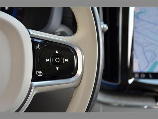 2022 Volvo XC60 SUV in Crystal White Metallic thumbnail 35