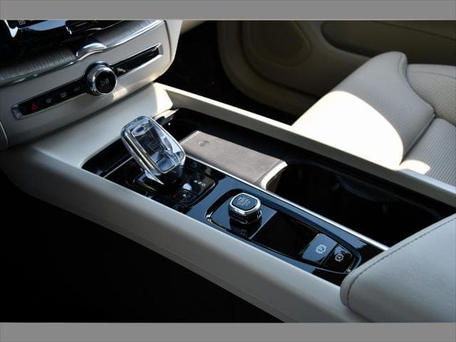 2022 Volvo XC60 SUV in Crystal White Metallic thumbnail 36