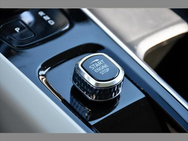 2022 Volvo XC60 SUV in Crystal White Metallic thumbnail 37