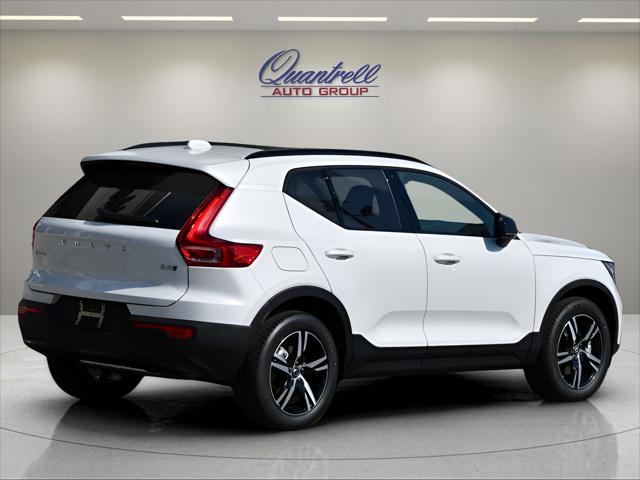 2026 Volvo XC40 SUV in Crystal White thumbnail 4