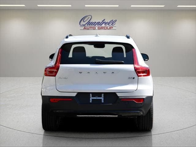 2026 Volvo XC40 SUV in Crystal White thumbnail 5