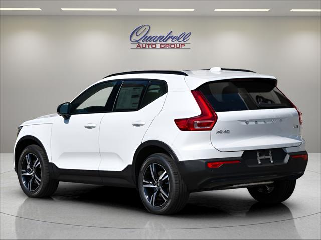 2026 Volvo XC40 SUV in Crystal White thumbnail 6