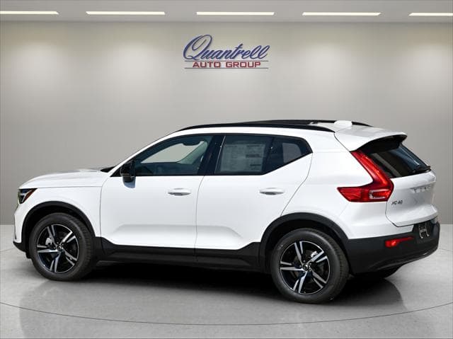 2026 Volvo XC40 SUV in Crystal White thumbnail 7