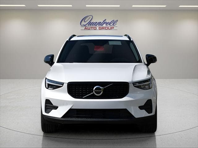 2026 Volvo XC40 SUV in Crystal White thumbnail 9