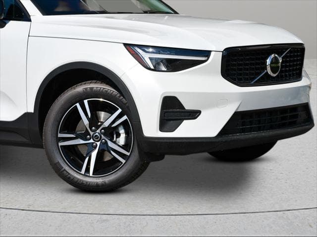 2026 Volvo XC40 SUV in Crystal White thumbnail 10