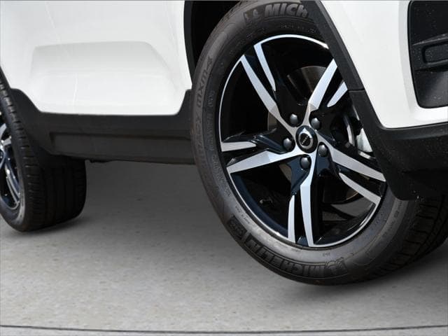 2026 Volvo XC40 SUV in Crystal White thumbnail 11
