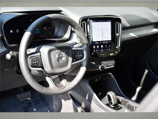 2026 Volvo XC40 SUV in Crystal White thumbnail 12