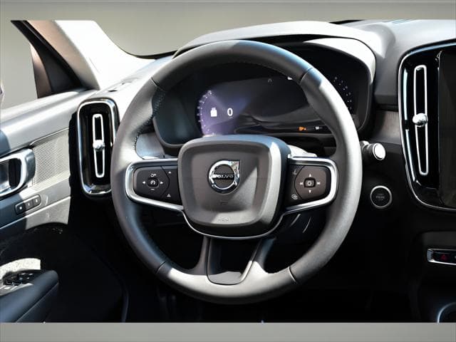 2026 Volvo XC40 SUV in Crystal White thumbnail 16