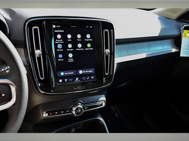 2026 Volvo XC40 SUV in Crystal White thumbnail 18