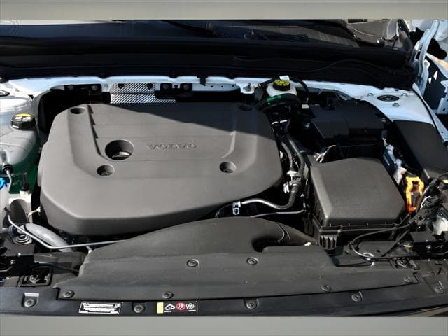 2026 Volvo XC40 SUV in Crystal White thumbnail 24