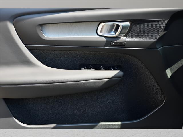 2026 Volvo XC40 SUV in Crystal White thumbnail 25