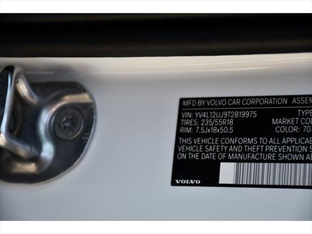 2026 Volvo XC40 SUV in Crystal White thumbnail 26