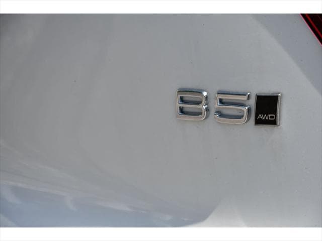 2026 Volvo XC40 SUV in Crystal White thumbnail 27