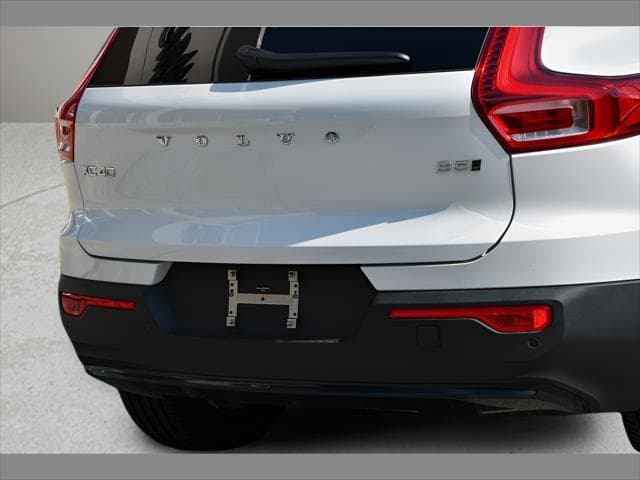 2026 Volvo XC40 SUV in Crystal White thumbnail 28